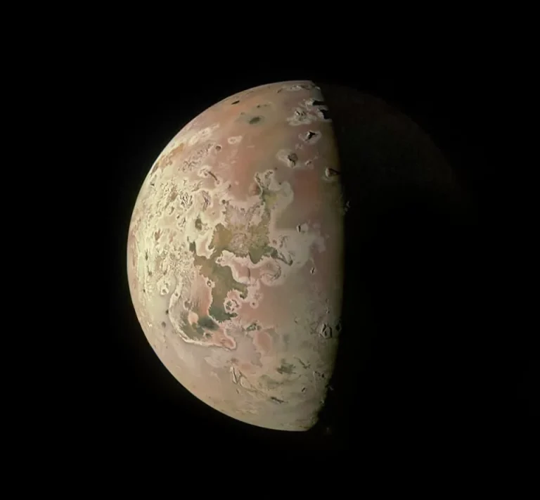 فضاپیمای جونو تصاویری خیره‌کننده از قمر مشتری ثبت کرد